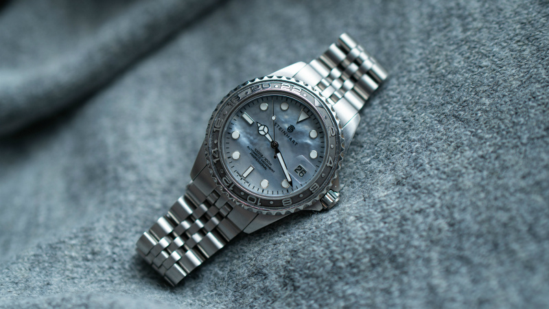 Хомаж Steinhart с стальным безелем