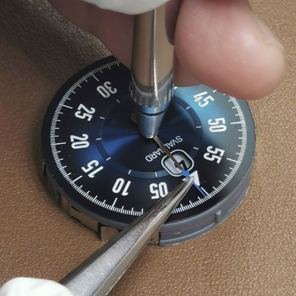Часы с прыгающим часом Svalbard Time Travel HX18