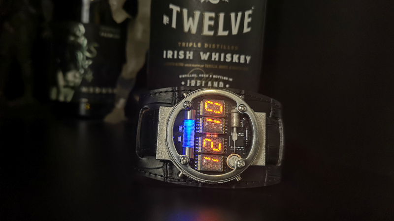Metrowatch на черном напульснике и виски Twelve